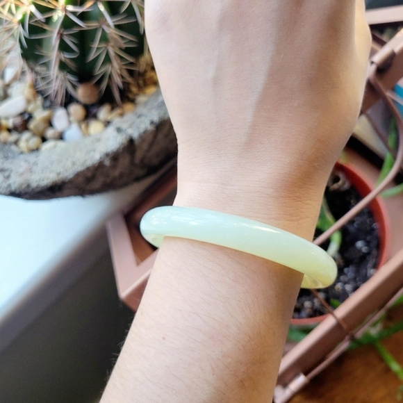 Vintage Solid Jade Bangle Bracelet - Picture 3 of 8